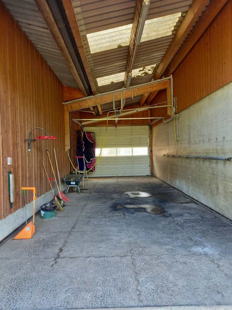 Gedeckter Wasch-/Putzplatz